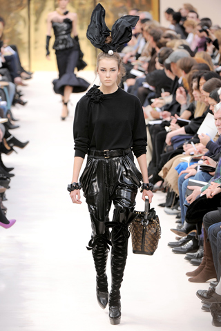 Sweater negro aplique en hombro pantalon carrot negro Louis Vuitton
